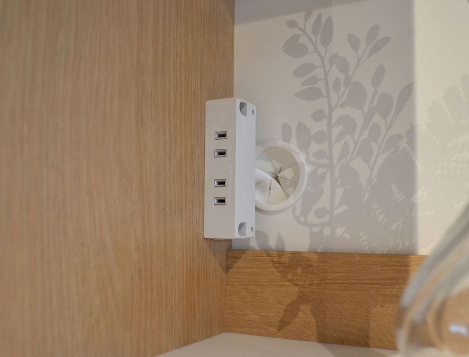 人工大理石天板の木目が優しいキッチンボード 120cm幅 Armona（アルモナ）｜2個の1500W二口コンセント