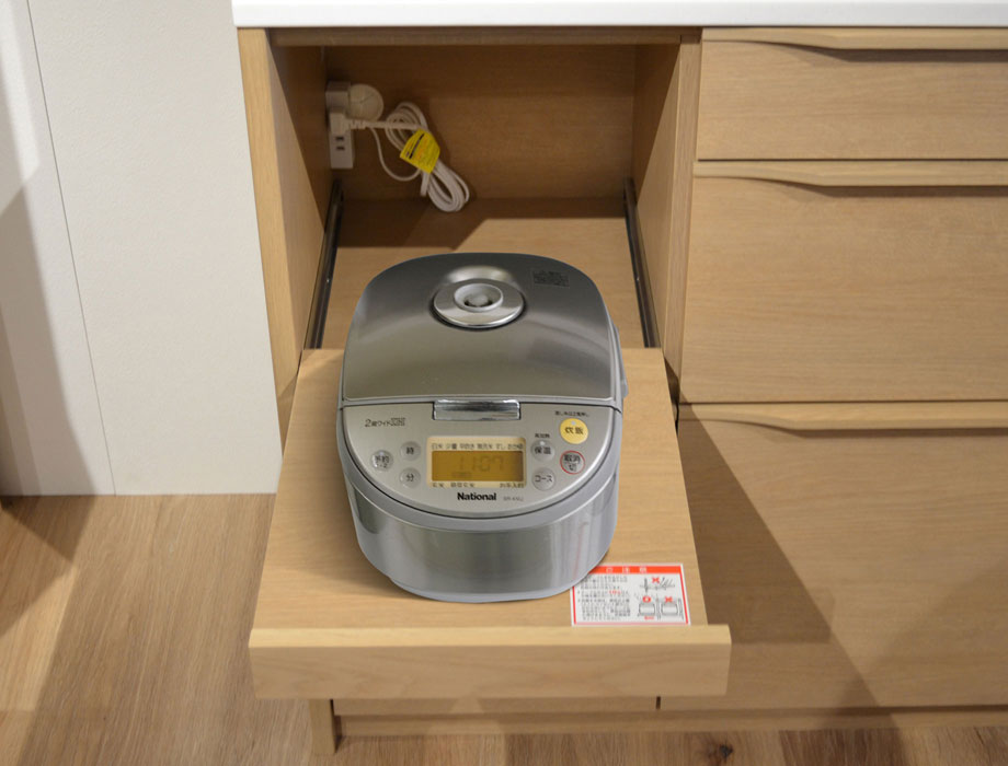 人工大理石天板の木目が優しいキッチンカウンター 120cm幅 Armona（アルモナ）｜スライド棚