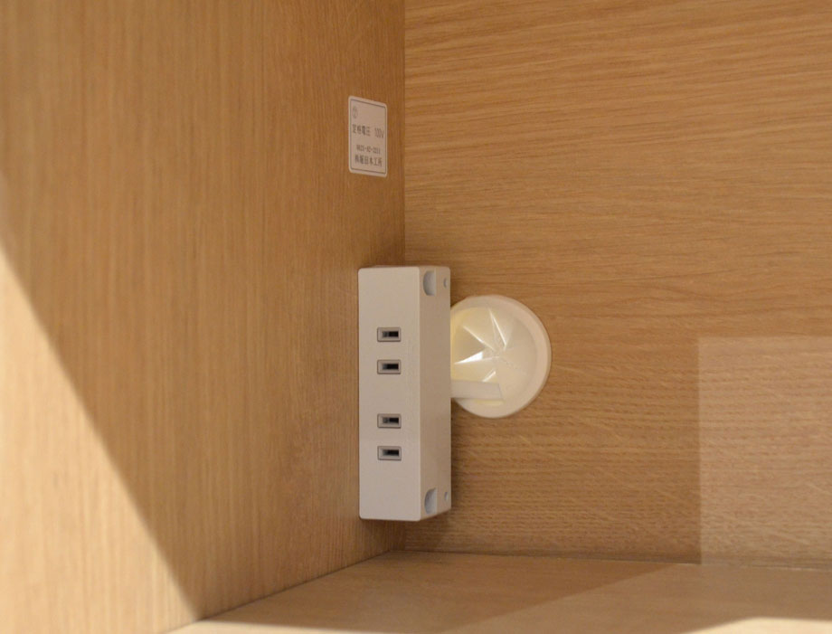 人工大理石天板の木目が優しいキッチンカウンター 120cm幅 Armona（アルモナ）｜スライド棚二口コンセント